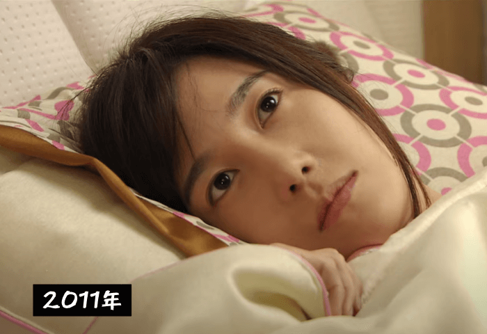 韓国ドラマ「私も花！」に出演している女優イ・ジアの画像
髪はボブヘアで前髪あり
ベッドに横たわり天井を見つめているシーン